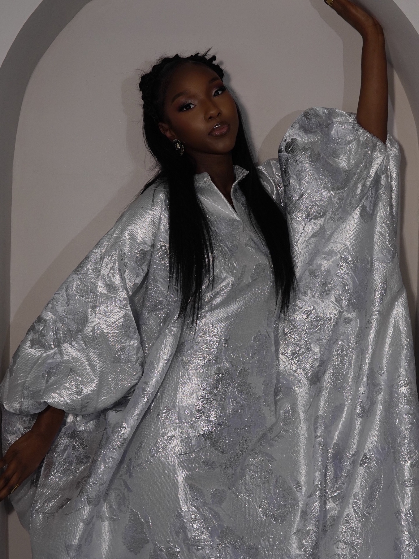 Boubou argenté en tissu damassé, pose éditoriale