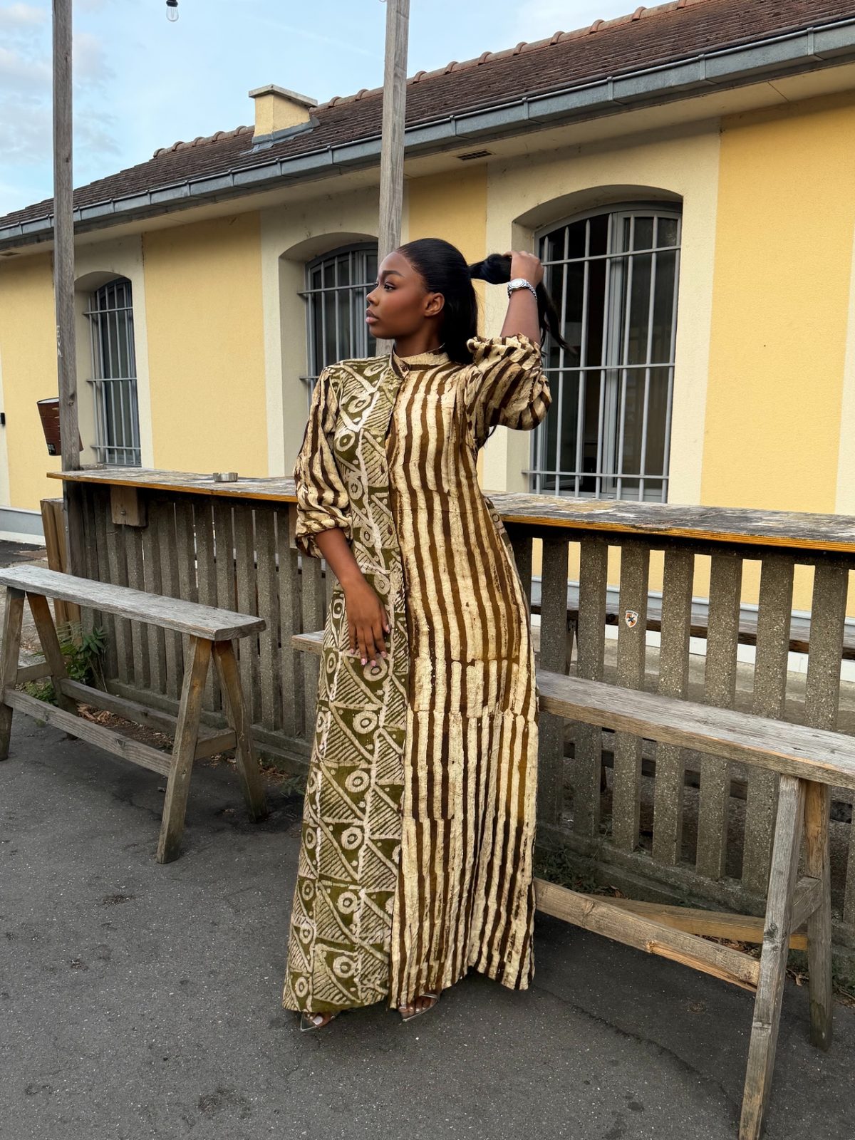 Femme portant une robe longue Oumy’s House à motifs géométriques olive et blanc